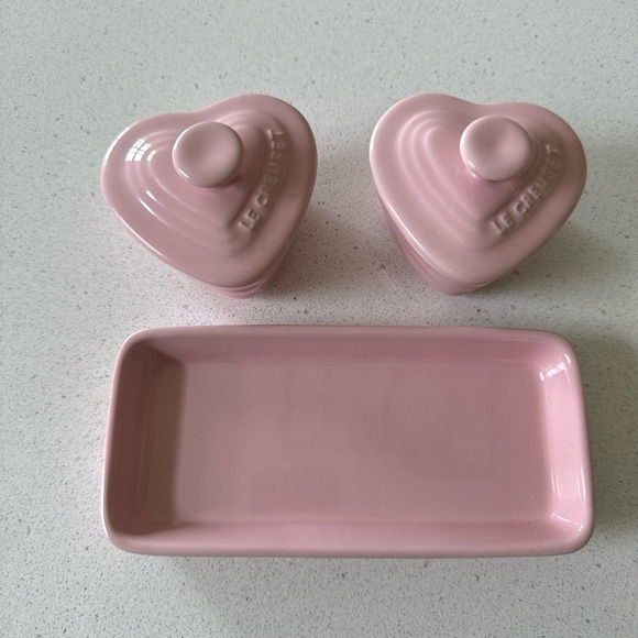 Le Creuset Valentines pink ramekins set with tray - Picture 3 of 4